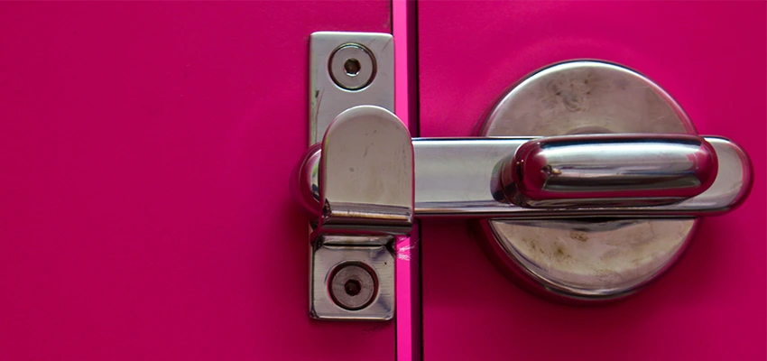 Childproof Gate Lock in Oak Park