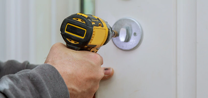 Street Locksmith For Smart Lock Repair in Oak Park